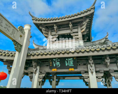 Guangji (Xiangzi) Brücke, Chaozhou. Eingerichtete Pavillons im traditionellen chinesischen Stil auf dem historischen Wahrzeichen der Song Dynastie. Stockfoto