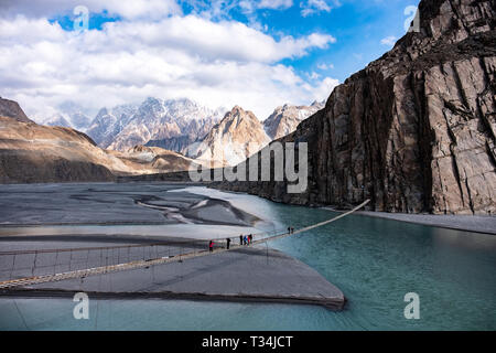 Personen, die hussaini Hängebrücke, Hunza, Gilgit-Baltistan, Pakistan Stockfoto