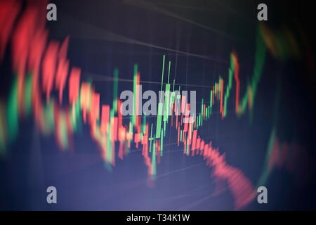 Daten auf einem Monitor, der einschließlich der Markt analysiert. Graphen, Diagramme, finanziellen Kennzahlen. Forex Chart. Stockfoto