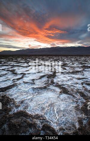 Sonnenuntergang über Badwater Basin, Death Valley National Park, Inyo County, Kalifornien, USA Stockfoto