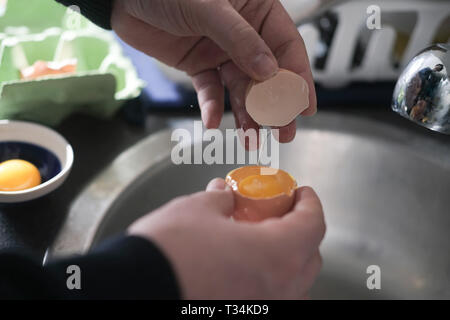 Man Risse ein Ei öffnen Stockfoto