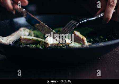 Nahaufnahme einer Frau essen Huhn Abendessen Stockfoto