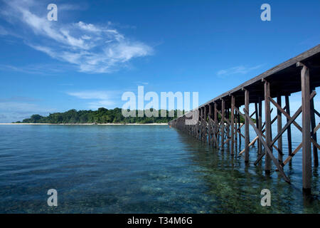Wooden bridge leading to Derawan Island, Indonesia Stockfoto