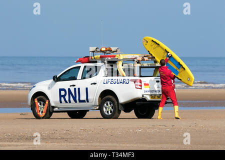 RNLI Fahrzeug und Rettungsschwimmer am Strand von Southport, Großbritannien Stockfoto