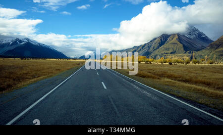 Straße nach Aoraki Mount Cook, Aoraki Mount Cook Nationalpark, Südinsel, Neuseeland Stockfoto