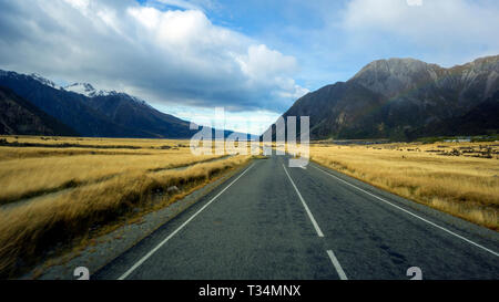 Straße nach Aoraki Mount Cook, Aoraki Mount Cook Nationalpark, Südinsel, Neuseeland Stockfoto