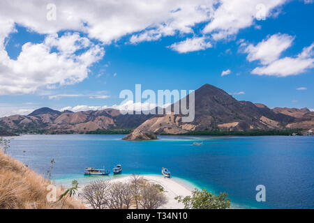 Boote am Strand verankert, Insel Kelor, Flores, Indonesien Stockfoto