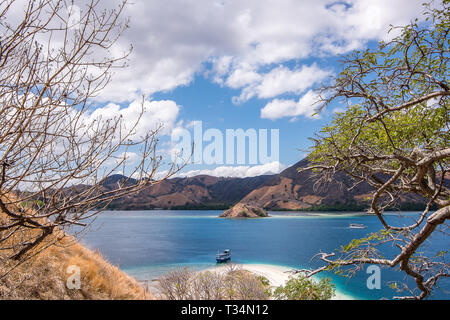 Boote auf dem Meer verankert, Komodo, Flores, Indonesien Stockfoto