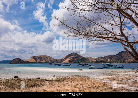 Boote am Strand, Insel Kelor, Indonesien Stockfoto