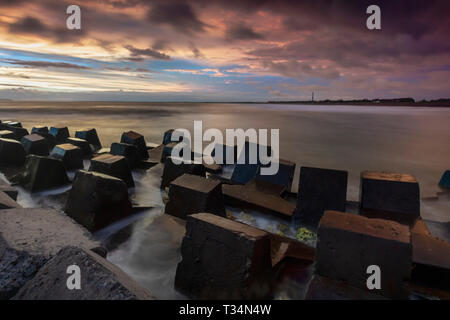 Hochwasserschutz am Strand, Pancer Beach, Indonesien Stockfoto