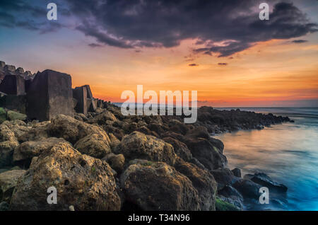 Hochwasserschutz am Strand, Pancer Beach, Indonesien Stockfoto