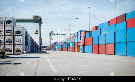 Stapeln der Container auf einem Dock, Long Beach, California, United States Stockfoto