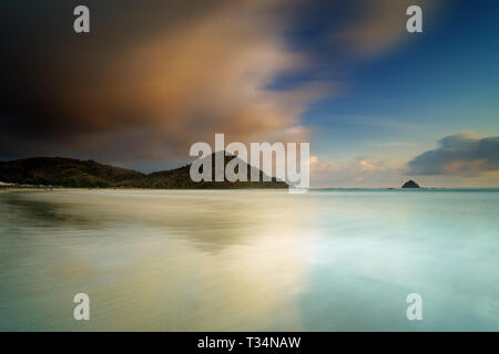 Selong Belanak Strand Kontraste, Lombok, West Nusa Tenggara, Indonesien Stockfoto