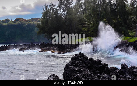 Wellen entlang vulkanischen Küstenlinie, Maui, Hawaii, United States Stockfoto