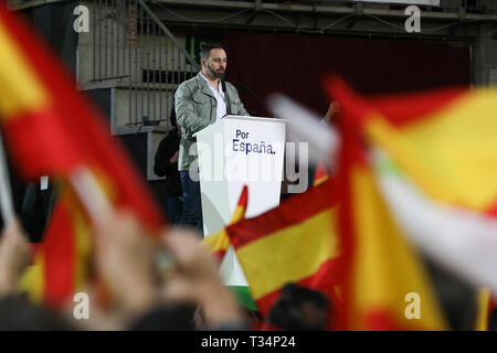 Santiago Abascal beobachtet, als er während der Veranstaltung. Vox präsentiert ihre Kandidaten der 'Ändern' für die allgemeinen Wahlen am 28. April in einer großen öffentlichen Veranstaltung in Leganés, der durch seinen Führer, Santiago Abascal besucht wurde, der Präsident von Vox Madrid, Rocío Monasterio, und der Gründer der José Antonio Ortega Lara Bildung. Stockfoto