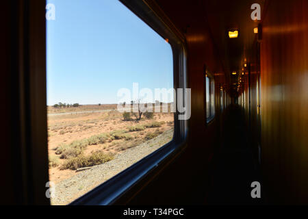 Ansicht des Outback durch einen Zug Fenster, Australien Stockfoto