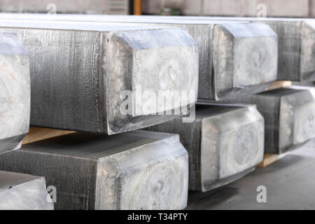 Schwere Aluminium-barren in einem Lager Gießerei gestapelt, Rohstoffe in einem heißen Mühle verarbeitet werden. Stockfoto