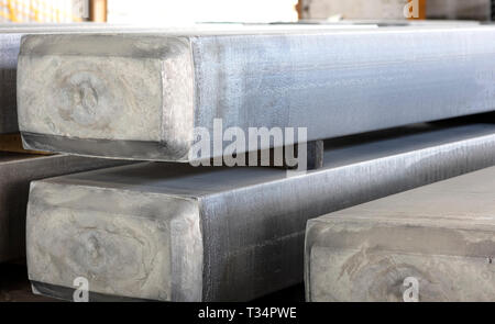 Schwere Aluminium Platten in einem Lager Gießerei gestapelt, Rohstoffe in einem heißen Mühle verarbeitet werden. Stockfoto