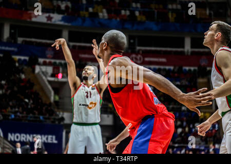 Kyle Hines, Nr. 42 von CSKA Moskau in Aktion gegen Kirolbet Baskonia in Runde 30 Während der Turkish Airlines Euro League Spiel der Saison 2018-2019 gesehen. CSKA Moskau beat Kirolbet Baskonia, 82-78. Stockfoto