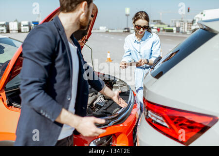 Zwei Treiber Prüfung auto Schaden nach dem Verkehrsunfall auf der City Road Stockfoto