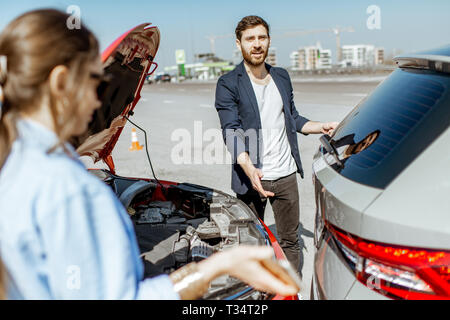 Zwei Treiber Prüfung auto Schaden nach dem Verkehrsunfall auf der City Road Stockfoto