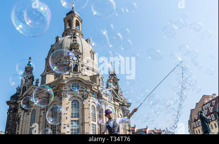 Dresden, Deutschland. 06 Apr, 2019. Künstler Georg Gräßler macht künstlerische Effekte und die Seifenblasen auf dem Neumarkt vor der Frauenkirche. Credit: Robert Michael/dpa-Zentralbild/dpa/Alamy leben Nachrichten Stockfoto