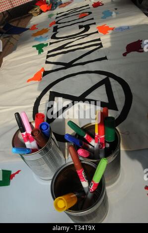 Kington, UK. 6 Apr, 2019. Aussterben Rebellion Vorbereitungen. Kington Mitglieder des Aussterbens Rebellion hielt einen Banner Workshop in der Stadt für den Klimawandel Protest in London bereit, ab dem 15. April. Es ist vierzehn Tage der Aktion geplant, das Bewusstsein zu schärfen und die Regierung, Maßnahmen zu ergreifen. Credit: Andrew Compton/Alamy leben Nachrichten Stockfoto