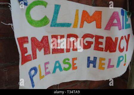 Kington, UK. 6 Apr, 2019. Aussterben Rebellion Vorbereitungen. Kington Mitglieder des Aussterbens Rebellion hielt einen Banner Workshop in der Stadt für den Klimawandel Protest in London bereit, ab dem 15. April. Es ist vierzehn Tage der Aktion geplant, das Bewusstsein zu schärfen und die Regierung, Maßnahmen zu ergreifen. Credit: Andrew Compton/Alamy leben Nachrichten Stockfoto
