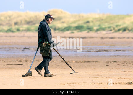 Southport, Merseyside, UK. Sonniges Wetter. 6. April 2019. Die Leute an der Küste der schönen sonnigen und warmen Wetter entlang der goldenen Sandstrand von Southport Strand in Merseyside zu machen. Credit: cernan Elias/Alamy leben Nachrichten Stockfoto