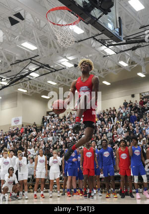 Woodbury, MN, USA. 5 Apr, 2019. United States - Terry Armstrong, der Bella Vista Vorbereitung in Scottsdale, Ariz., getaucht, die Kugel während der 2019 American Family Insurance High School Slam Dunk & 3-Punkt Meisterschaften an der East Ridge High School in Woodbury, Minn., am Freitag, 5. April 2019. Er gewann den Slam Dunk contest. ] RENEE JONES SCHNEIDER Â ¥ renee.jones@startribune.com Credit: Renee Jones Schneider/Minneapolis Star Tribune/ZUMA Draht/Alamy leben Nachrichten Stockfoto