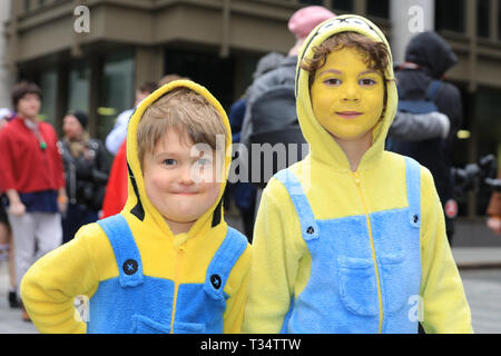 Stadt London, UK. 6 Apr, 2019. Zwei junge Teilnehmer in Ihren bevorzugten Despicable Me' Outfits. Die Teilnehmer in bunten Spiele Figuren und Cosplayer, viele mit Requisiten und in voller Outfits gekleidet, melden Sie in der jährlichen "Spiele Charakter Parade". Die Parade läuft von Guildhall Hof, um die St. Paul's Cathedral und die City von London. Es ist ein Teil des London Games Festival, zu dem auch Veranstaltungen an Tabak Dock, Trafalgar Square und Somerset House. Credit: Imageplotter/Alamy leben Nachrichten Stockfoto