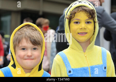 Stadt London, UK. 6 Apr, 2019. Zwei junge Teilnehmer in Ihren bevorzugten Despicable Me' Outfits. Die Teilnehmer in bunten Spiele Figuren und Cosplayer, viele mit Requisiten und in voller Outfits gekleidet, melden Sie in der jährlichen "Spiele Charakter Parade". Die Parade läuft von Guildhall Hof, um die St. Paul's Cathedral und die City von London. Es ist ein Teil des London Games Festival, zu dem auch Veranstaltungen an Tabak Dock, Trafalgar Square und Somerset House. Credit: Imageplotter/Alamy leben Nachrichten Stockfoto