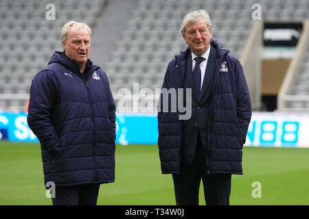 Newcastle, UK. 6 Apr, 2019. Crystal Palace Manager Roy Hodgson und Crystal Palace Assistant Manager Ray Lewington kommt, bevor die Premier League Match zwischen Newcastle United und Crystal Palace der St. James's Park, Newcastle am Samstag, den 6. April 2019. (Credit: Steven Hadlow | MI Nachrichten) nur die redaktionelle Nutzung, eine Lizenz für die gewerbliche Nutzung erforderlich. Keine Verwendung in Wetten, Spiele oder einer einzelnen Verein/Liga/player Publikationen. Foto darf nur für Zeitung und/oder Zeitschrift redaktionelle Zwecke verwendet werden. Credit: MI Nachrichten & Sport/Alamy leben Nachrichten Stockfoto