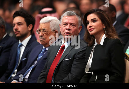 (190406) - Amman, April 6, 2019 (Xinhua) - Jordaniens Kronprinz Al-Hussein-bin Abdullah II., dem palästinensischen Präsidenten Mahmud Abbas, der jordanische König Abdullah II. und Königin Rania (von L nach R) sind bei der Eröffnung der 17. World Economic Forum über den Nahen Osten und Nordafrika in der Gegend des Toten Meeres in Jordanien gesehen, am 6. April 2019. Das World Economic Forum (WEF) über den Nahen Osten und Nordafrika 2019 begann am Samstag in Jordanien mit mehr als 1.000 Teilnehmer aus mehr als 50 Ländern. Das Forum, das war die 17. in der Region, für die Vereinigten Anstrengungen der Region m Adresse aufgerufen Stockfoto