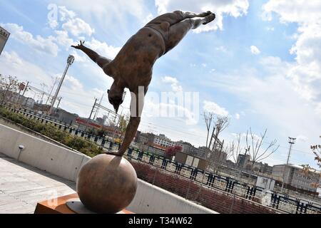 Ankara, Türkei. 6 Apr, 2019. Einen Überblick über die Rekonstruktion des "Skulptur Ausstellung von mexikanischen Bildhauer und Maler Jorge Marin. Credit: Altan Gochre/ZUMA Draht/Alamy leben Nachrichten Stockfoto