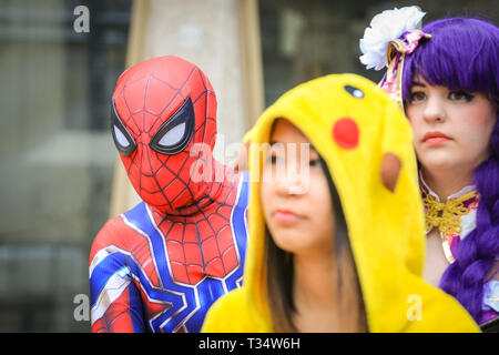 Stadt London, UK. 6 Apr, 2019. Spiderman ist, beobachtet sie. Die Teilnehmer in bunten Spiele Figuren und Cosplayer, viele mit Requisiten und in voller Outfits gekleidet, melden Sie in der jährlichen "Spiele Charakter Parade". Die Parade läuft von Guildhall Hof, um die St. Paul's Cathedral und die City von London. Es ist ein Teil des London Games Festival, zu dem auch Veranstaltungen an Tabak Dock, Trafalgar Square und Somerset House. Credit: Imageplotter/Alamy leben Nachrichten Stockfoto