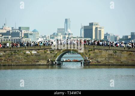 Hangzh, Hangzh, China. 6 Apr, 2019. Hangzhou, China - zahlreiche Touristen an West Lake Scenic Area während Qingming Urlaub in Hangzhou, China Zhejiang Provinz. Credit: SIPA Asien/ZUMA Draht/Alamy leben Nachrichten Stockfoto