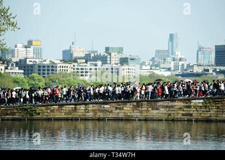 Hangzh, Hangzh, China. 6 Apr, 2019. Hangzhou, China - zahlreiche Touristen an West Lake Scenic Area während Qingming Urlaub in Hangzhou, China Zhejiang Provinz. Credit: SIPA Asien/ZUMA Draht/Alamy leben Nachrichten Stockfoto