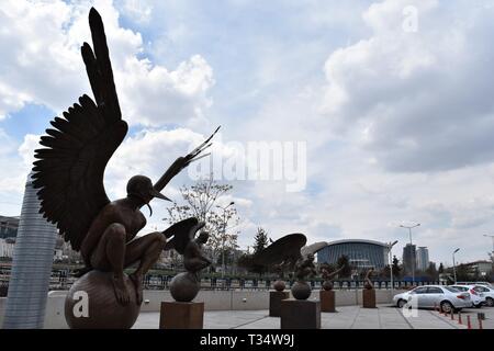 Ankara, Türkei. 6 Apr, 2019. Einen Überblick über die Rekonstruktion des "Skulptur Ausstellung von mexikanischen Bildhauer und Maler Jorge Marin. Credit: Altan Gochre/ZUMA Draht/Alamy leben Nachrichten Stockfoto