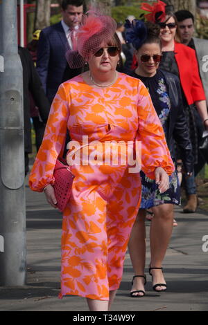 Aintree Liverpool UK, 6. April 2019. Menschenmassen ankommen für die 2019 Randox Gesundheit Grand National Meeting. Credit: Ken Biggs/Alamy Leben Nachrichten. Stockfoto