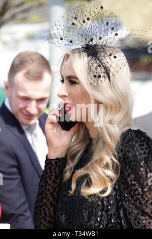 Aintree Liverpool UK, 6. April 2019. Menschenmassen ankommen für die 2019 Randox Gesundheit Grand National Meeting. Credit: Ken Biggs/Alamy Leben Nachrichten. Stockfoto