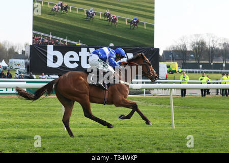 Sieger Reserve Tank mit R M Power auf der Aintree Race Course, Liverpool, Großbritannien. April 2019. 14:25 Aintree 06 Apr 2019 Betway Mersey Novices' Hurdle (Klasse 1) (Klasse 1) (4YO plus) Stockfoto