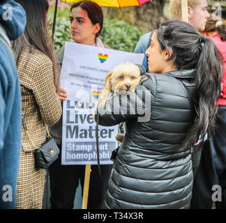 London, Großbritannien. 06 Apr, 2019. The Dorchester Hotel im Besitz der Sultan von Brunei, stand im Mittelpunkt der LGBT-Gemeinschaft, die vor dem Hotel in London Park Lane versammelte sich die Kommentare, die vom Sultan Anfang dieser Woche zu protestieren, in dem er sagte, daß er neue Gesetze bestrafen Homosexualität mit Steinigung eingeführt wird, Steine in der Farbe aus dem Regenbogen Flagge im Gehweg vor dem Hotel @ Paul Quezada-Neiman/Alamy Live News Credit: Paul Quezada-Neiman/Alamy Leben Nachrichten geschaffen wurden. Stockfoto