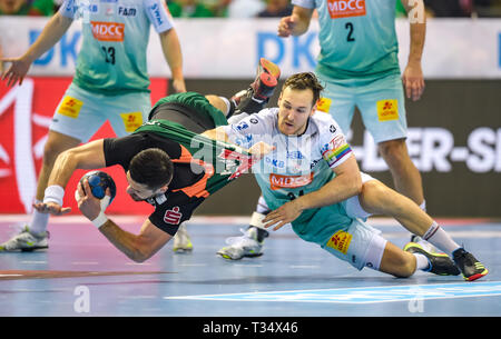 Hamburg, Deutschland. 06 Apr, 2019. Handball: DHB-Pokal, der TSV Hannover-Burgdorf - SC Magdeburg, Hauptrunde, Final Four, Finale. Hannovers Evgeni Pevnov (l) und O'Sullivan, der Magdeburger Christian's Kampf um den Ball. Quelle: Axel Heimken/dpa/Alamy Leben Nachrichten Quelle: dpa Picture alliance/Alamy leben Nachrichten Stockfoto