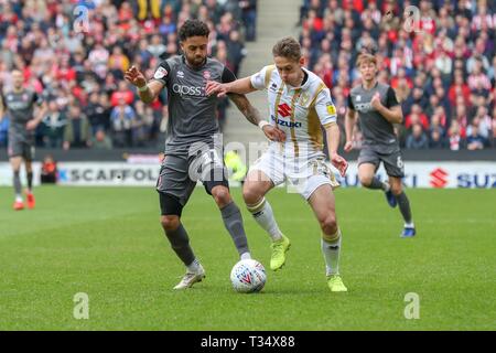 Milton Keynes, UK. 6 Apr, 2019. Milton Keynes, UK. 6 Apr, 2019 in Lincoln City Bruno Andrade ist von der MK Dons Callum Brittain während der ersten Hälfte des Himmels Wette Liga 2 Übereinstimmung zwischen MK Dons und Lincoln City bei Stadion MK, Milton Keynes am Samstag gefordert, 6. April 2019. (Credit: John cripps | MI Nachrichten) nur die redaktionelle Nutzung, eine Lizenz für die gewerbliche Nutzung erforderlich. Keine Verwendung in Wetten, Spiele oder einer einzelnen Verein/Liga/player Publikationen. Foto darf nur für Zeitung und/oder Zeitschrift redaktionelle Zwecke verwendet werden. Credit: MI Nachrichten & Sport/Alamy leben Nachrichten Stockfoto