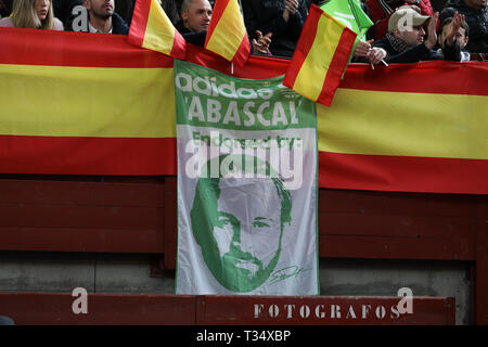 Madrid, Spanien. 6 Apr, 2019. Banner von Santiago Abascal, während der Veranstaltung gesehen. Vox präsentiert ihre Kandidaten der ''Change'' für den allgemeinen Wahlen am 28. April in einer großen öffentlichen Veranstaltung in Leganés, der durch seinen Führer, Santiago Abascal besucht wurde, der Präsident von Vox Madrid, RocÃ o Monasterio, und der Gründer der José Antonio Ortega Lara Bildung. Credit: Jesus Hellin/SOPA Images/ZUMA Draht/Alamy leben Nachrichten Stockfoto