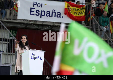 Madrid, Spanien. 6 Apr, 2019. Rocio Monasterio beobachtet, als er während der Veranstaltung. Vox präsentiert ihre Kandidaten der ''Change'' für den allgemeinen Wahlen am 28. April in einer großen öffentlichen Veranstaltung in Leganés, der durch seinen Führer, Santiago Abascal besucht wurde, der Präsident von Vox Madrid, RocÃ o Monasterio, und der Gründer der José Antonio Ortega Lara Bildung. Credit: Jesus Hellin/SOPA Images/ZUMA Draht/Alamy leben Nachrichten Stockfoto