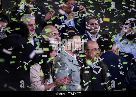 Madrid, Spanien. 6 Apr, 2019. Mitglieder der Vox während der Veranstaltung gesehen. Vox präsentiert ihre Kandidaten der ''Change'' für den allgemeinen Wahlen am 28. April in einer großen öffentlichen Veranstaltung in Leganés, der durch seinen Führer, Santiago Abascal besucht wurde, der Präsident von Vox Madrid, RocÃ o Monasterio, und der Gründer der José Antonio Ortega Lara Bildung. Credit: Jesus Hellin/SOPA Images/ZUMA Draht/Alamy leben Nachrichten Stockfoto