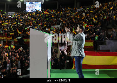 Madrid, Spanien. 6 Apr, 2019. Santiago Abascal gesehen in Würdigung der Teilnehmer während der Veranstaltung. Vox präsentiert ihre Kandidaten der ''Change'' für den allgemeinen Wahlen am 28. April in einer großen öffentlichen Veranstaltung in Leganés, der durch seinen Führer, Santiago Abascal besucht wurde, der Präsident von Vox Madrid, RocÃ o Monasterio, und der Gründer der José Antonio Ortega Lara Bildung. Credit: Jesus Hellin/SOPA Images/ZUMA Draht/Alamy leben Nachrichten Stockfoto