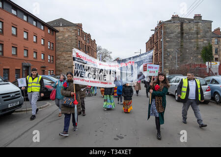 Glasgow, Schottland, Großbritannien. 6. April 2019: Demonstranten mit einem Banner, dass Zuwanderer Willkommen bei der jährlichen Internationalen Roma-Tag Gemeinschaft Prozession durch die Straßen von Govanhill Romani Kultur und das Bewusstsein für die Probleme, mit denen die Roma zu feiern. Credit: Skully/Alamy leben Nachrichten Stockfoto